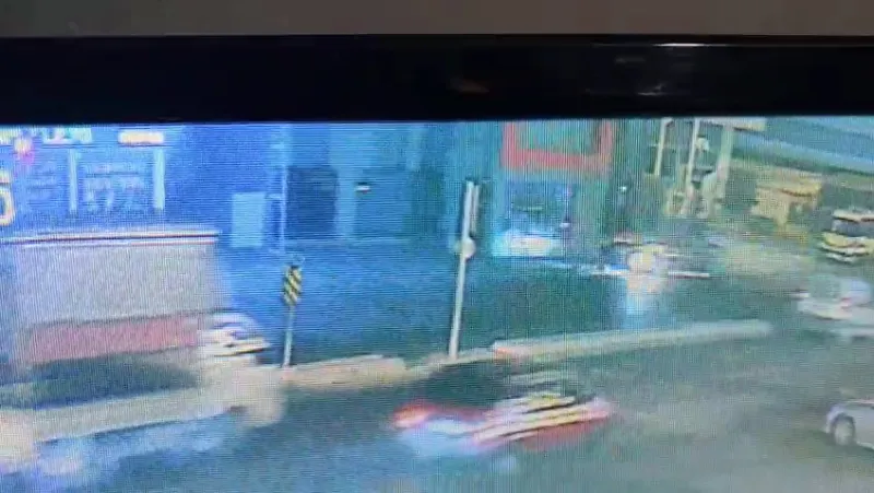 Avcılar'da Feci Kaza! Ticari Araç Direğe Çarptı: İşte O Anlar!