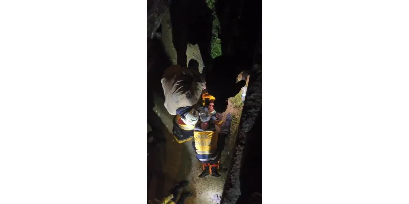 İstanbul - Beykoz'da otomobil dereye uçtu; sürücü kaçtı, yaralıyı itfaiye kurtardı