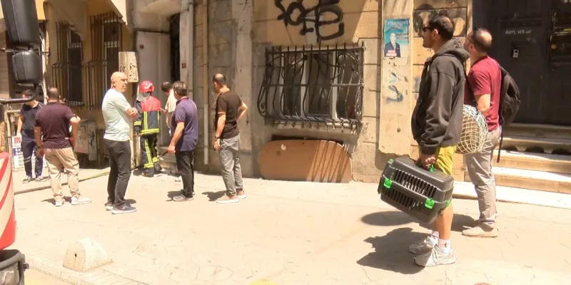 İstanbul - Beyoğlu'nda 5 katlı binanın bodrum katında çıkan yangın söndürüldü