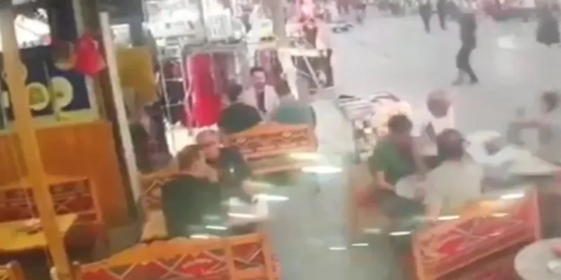 Motosiklet Kafeye Daldı! Gaziosmanpaşa'da Şok Anlar