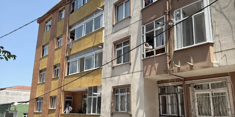 İstanbul - Kağıthane'de evini yakmaya çalıştı polise direndi; kelepçenelerek gözaltına alındı