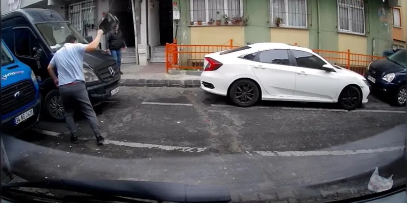 Kağıthane'de Park Kavgası! Sinir Krizi Geçiren Sürücü Aynasını Kırdı!