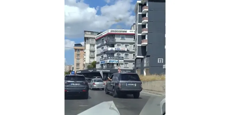 İstanbul-Maltepe'de ayağını camdan çıkarıp uzun süre cip kullandı
