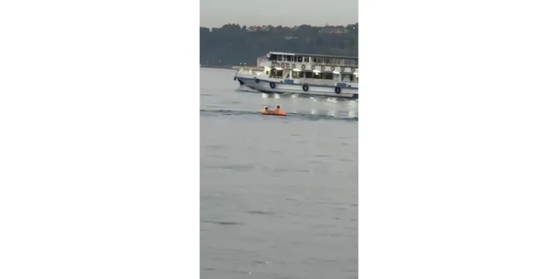 İstanbul- Sarıyer'de şişme botla denize açılan çocuklar kurtarıldı