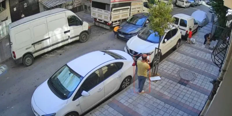 Sultangazi'de Korkunç Kaza! Çocuk Yola Fırladı, Otomobil Çarptı!