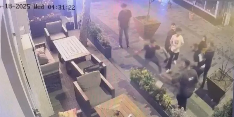 Taksim'de Taciz İddiası! Maket Bıçağıyla Saldırı Kamerada