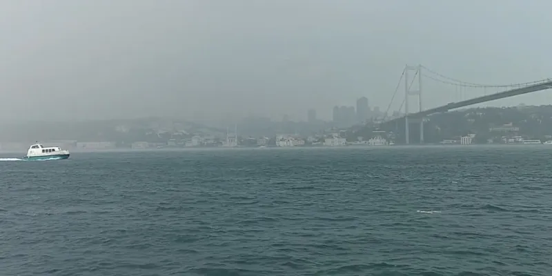 İstanbul'da sağanak ve dolu yağışı: Yollar göle döndü, ev ve iş yerlerini su bastı