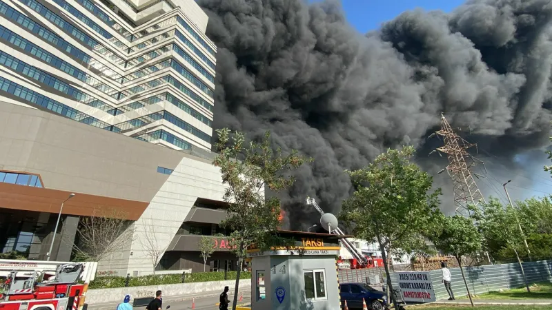 İzmir'de Korkutan Yangın! Hastaneye Sıçramadan Son Anda Kurtarıldı