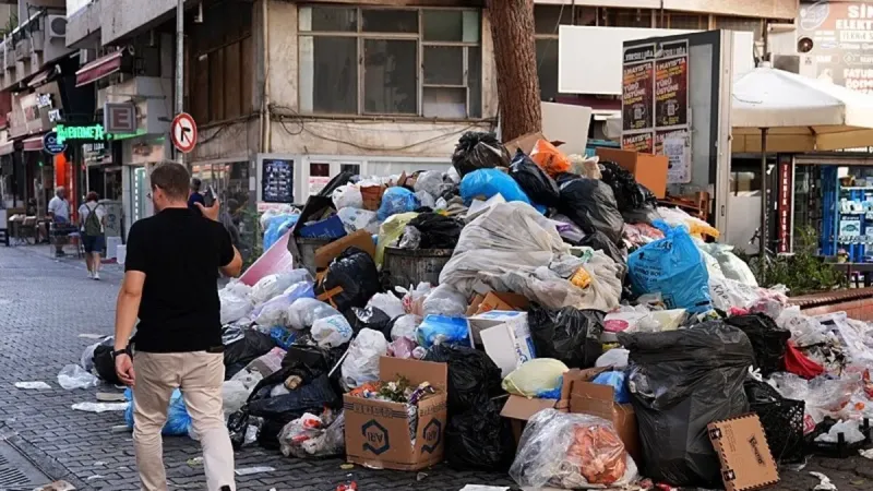 İzmir'de Çöp Dağları! Vatandaş Özgür Özel'e Seslendi: Rezaleti Gör!