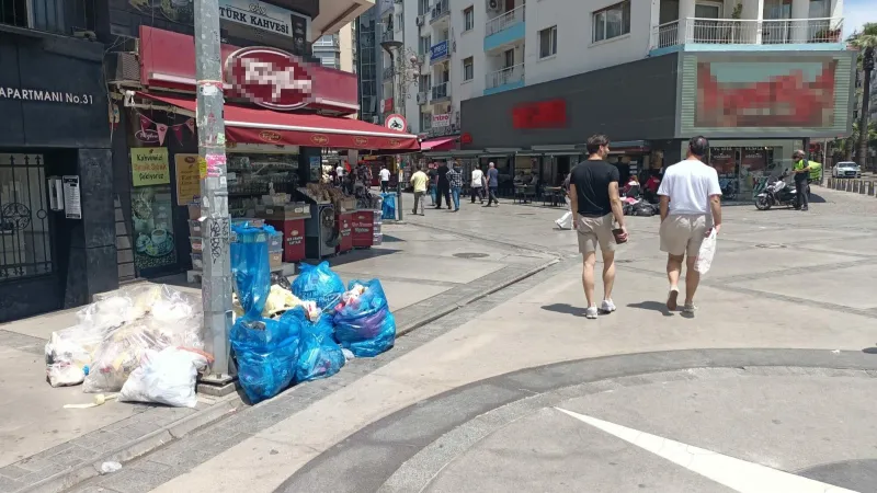 İzmir'de grevin 4'üncü gününde de çöpler toplanmadı