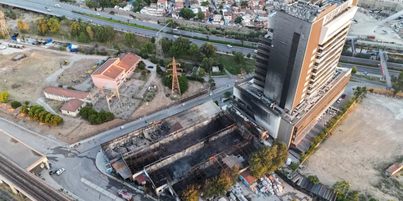 İzmir'deki plastik fabrikasının deposunda çıkan yangının hasarı gün aydınlanınca ortaya çıktı / Dron görüntüleri