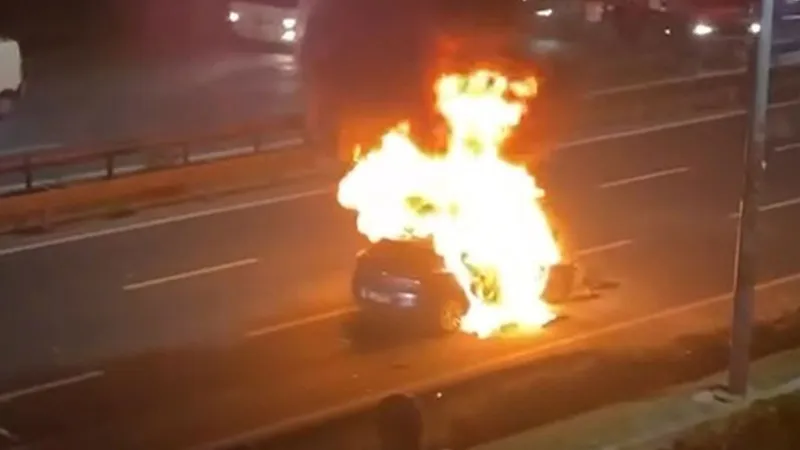 Kağıthane’de kaza! Bariyere çarpan otomobil alev topuna döndü