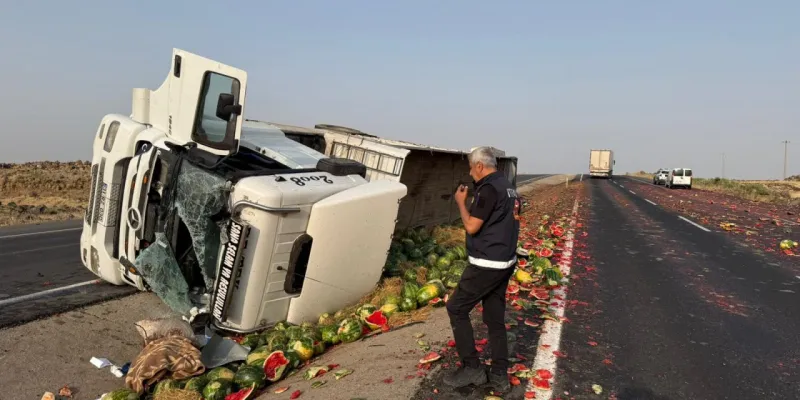 Karpuz yüklü TIR devrildi; şoför ağır yaralı
