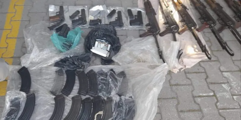 Kalaşnikof Şoku! Kiralık Araçta Tüfekler, Polis Gözaltında!
