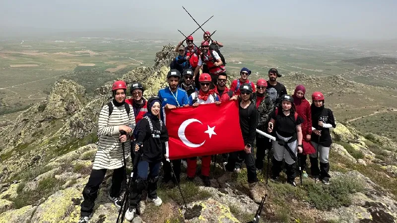 Kırşehir'de dağcılar "19 Mayıs"ı 1530 rakımlı zirvede kutladı