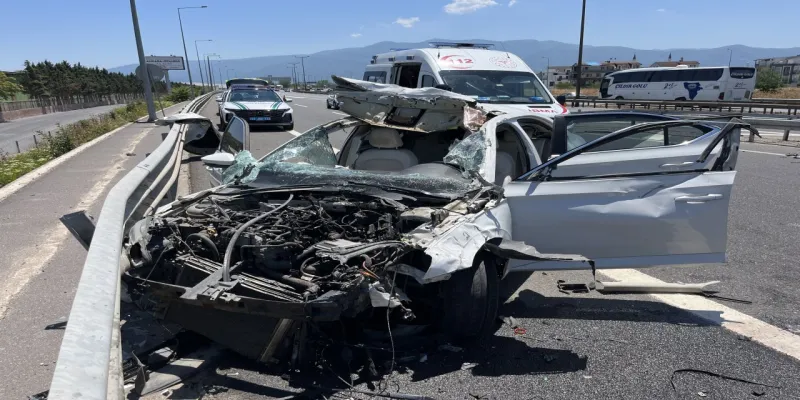 Kocaeli'de Feci Kaza! Otomobil Bariyerlere Ok Gibi Saplandı: 4 Yaralı