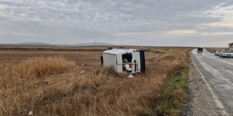 Kontrolden çıkan minibüs tarlaya devrildi: 3 yaralı