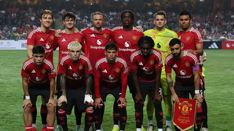 Manchester United'da tam 10 oyuncu ile yollar ayrıldı! Yıldız isimler de listede...