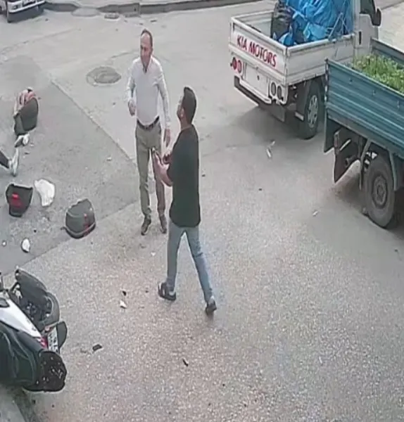 Motosiklet ile minibüsün çarpıştığı kaza kamerada; 2 yaralı