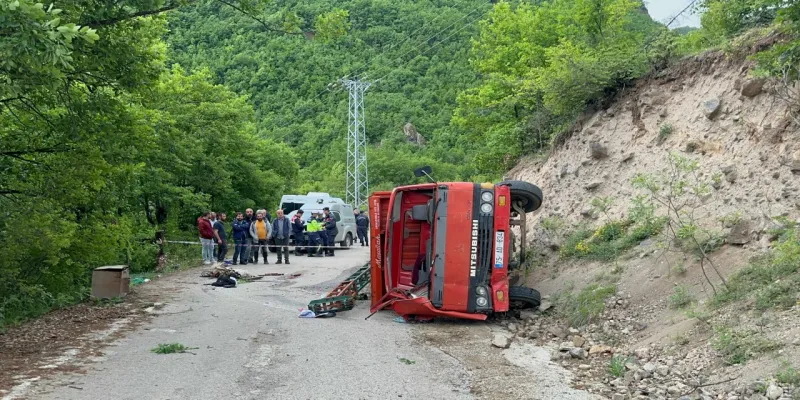 Artvin'de Kamyon Faciası! Sondaj Kamyonu Devrildi: 1 Ölü, 2 Yaralı