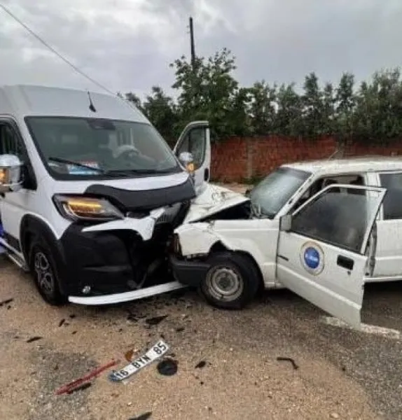 Bursa'da Feci Kaza! Minibüs Kamyonetle Çarpıştı: 1 Ölü, 2 Yaralı