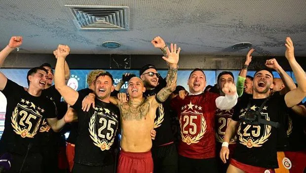 Okan Buruk Şaşkın! Galatasaraylı Futbolcular Basın Toplantısını Bastı!