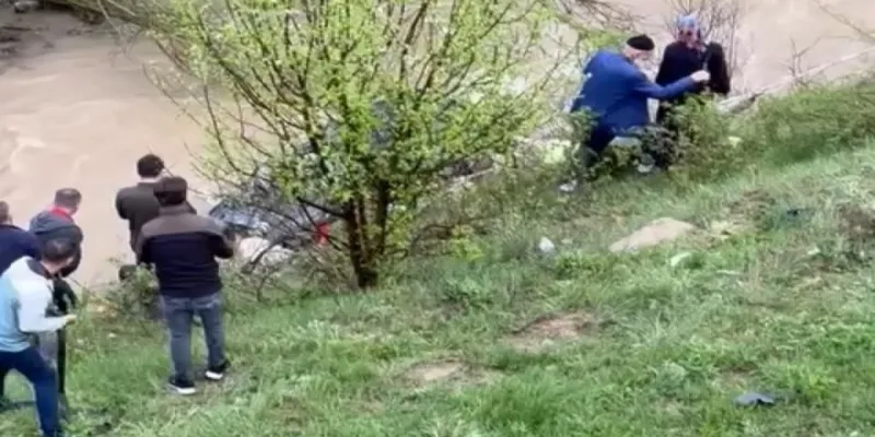 Gümüşhane'de Feci Kaza! Dereye Yuvarlanan Araçta 1 Ölü, 4 Yaralı!