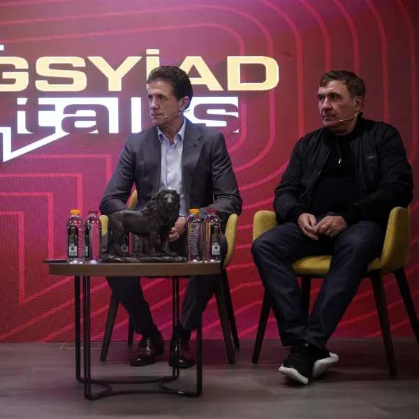 Hagi ve Popescu İstanbul'da! Galatasaray Taraftarı Coştu