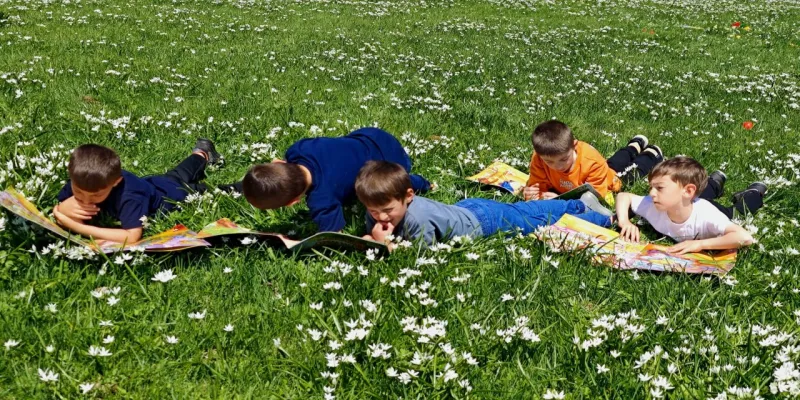 Trabzon'da Yayla Keyfi: Öğrencilerden Çiçekler İçinde Kitap Şöleni!