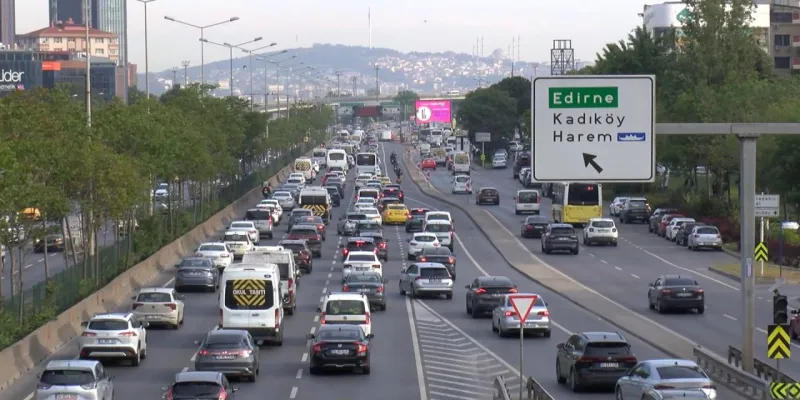 İstanbul Trafiği Alarm Veriyor! Yoğunluk %63'e Fırladı