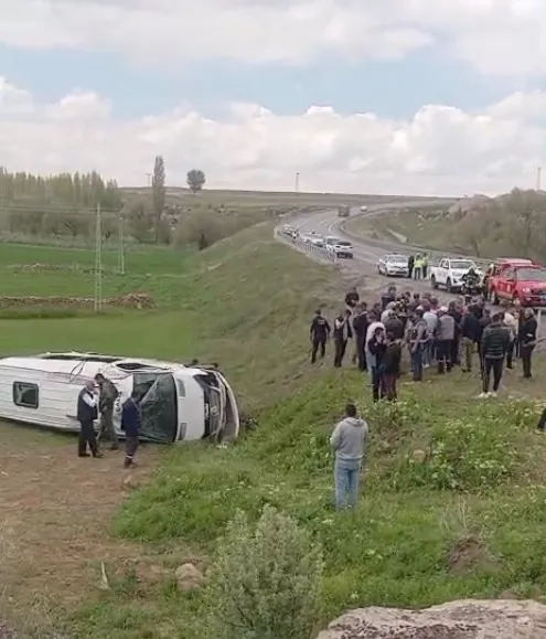 Kayseri'de Okul Minibüsü Faciası! 16 Öğrenci Yaralı