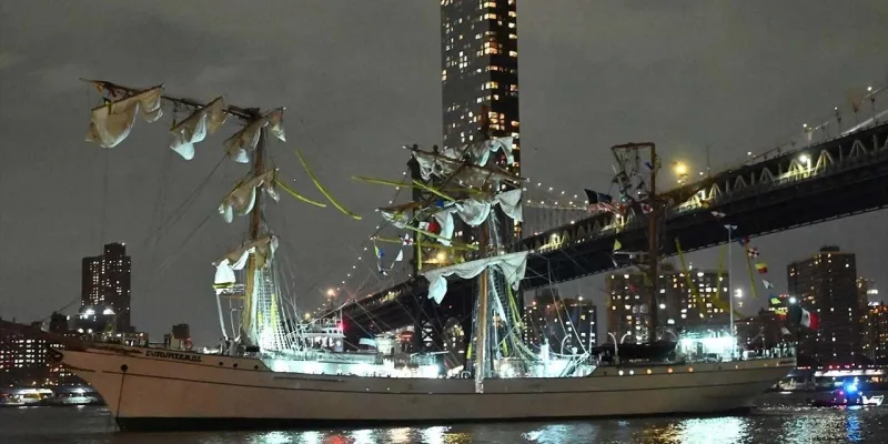 Son Dakika: Meksika Gemisi Brooklyn Köprüsü'ne Çarptı!