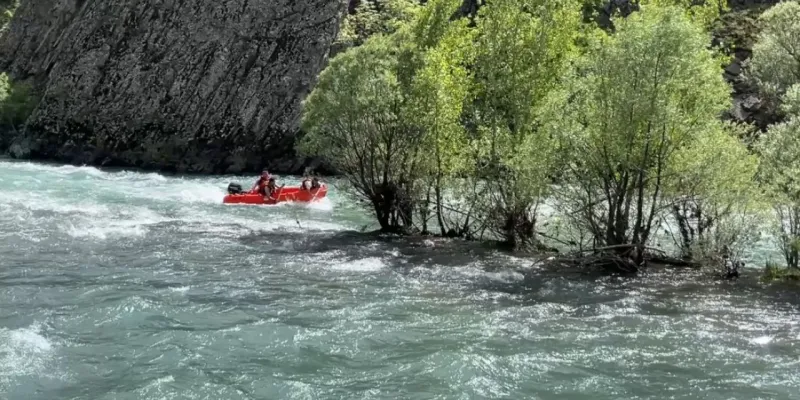 Munzur Nehri'nde Akıntıyla Sürüklenirken Son Anda Suyun Ortasındaki Adacığa Sığındı