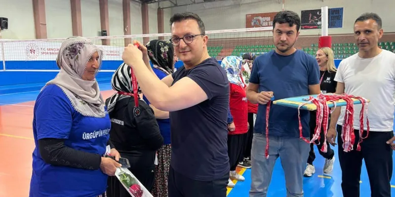 Nevşehir'de Adliye ve Çiftçi Kadınlardan Unutulmaz Voleybol Şöleni!