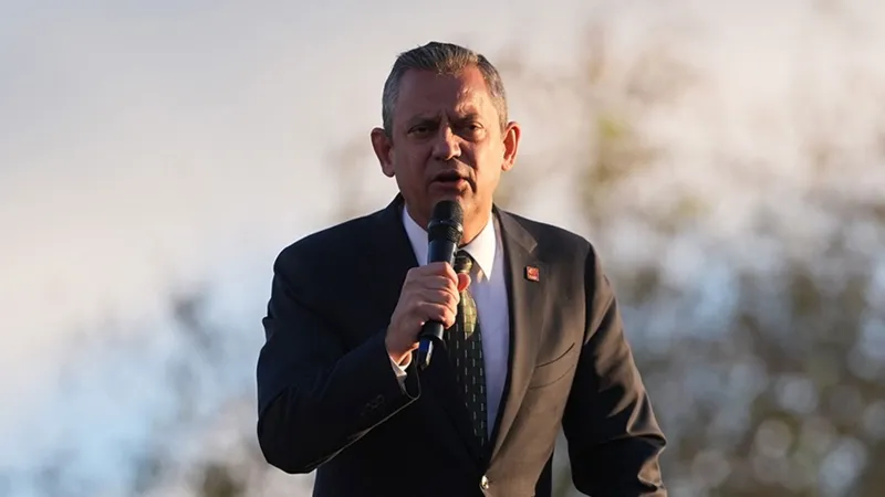 Özgür Özel'den Fesih Çağrısı: PKK Kararı Barışa Açılan Kapı mı?
