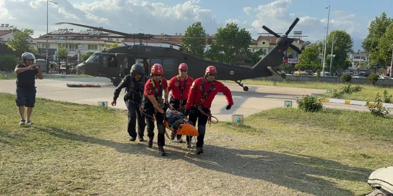 Paraşütle kayalıklara düşen turist, askeri helikopterle kurtarıldı