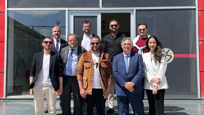 Real Madrid'den Eskişehirspor'a Sürpriz Ziyaret! Forma Hediyesi