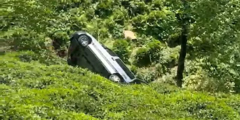 Rize'de Kaza! Minibüs Çay Bahçesine Uçtu: Yaralılar Var mı?