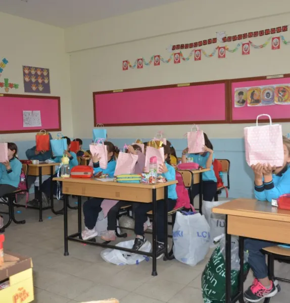 Ordu'da ilkokul öğrencilerinin hediyeleşme mutluluğu