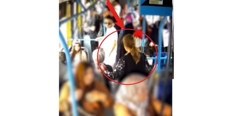 Otobüste düşürülen altın kolyeyi aldığı anlar kamerada