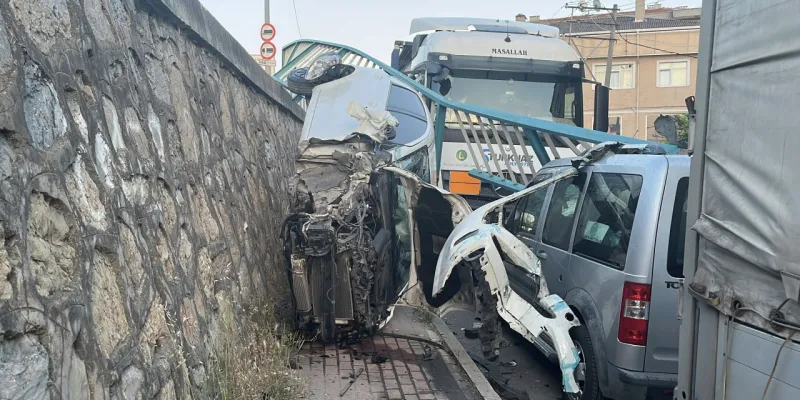 Otomobil Yan Sokağa Uçtu! Gebze'de Şok Kaza