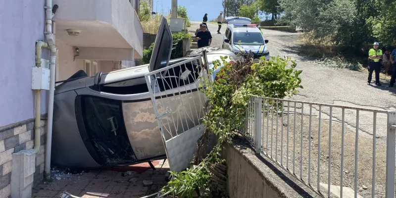 Otomobil, apartmanın bahçesine girerek yan yattı: 5 yaralı