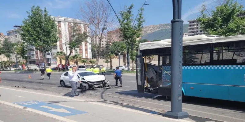 Facia! Otomobil Otobüse Çarptı: 1 Ölü, 8 Yaralı!