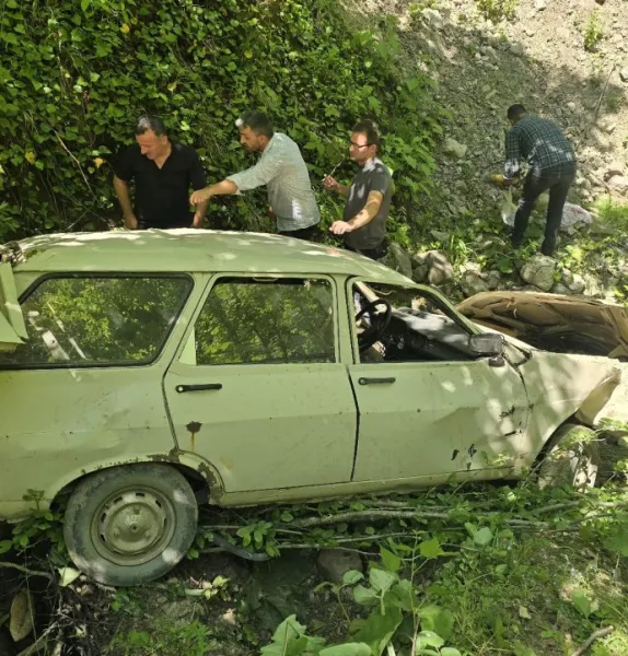 Otomobil uçuruma yuvarlandı: 3 yaralı