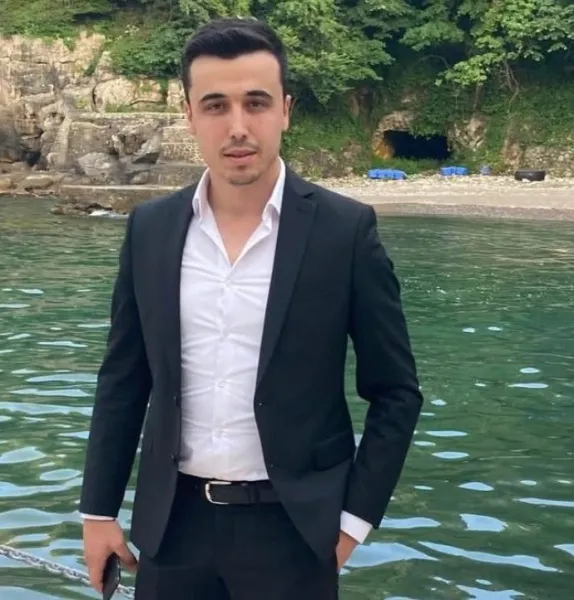 Otomobiliyle refüje çarpan makam şoförü öldü