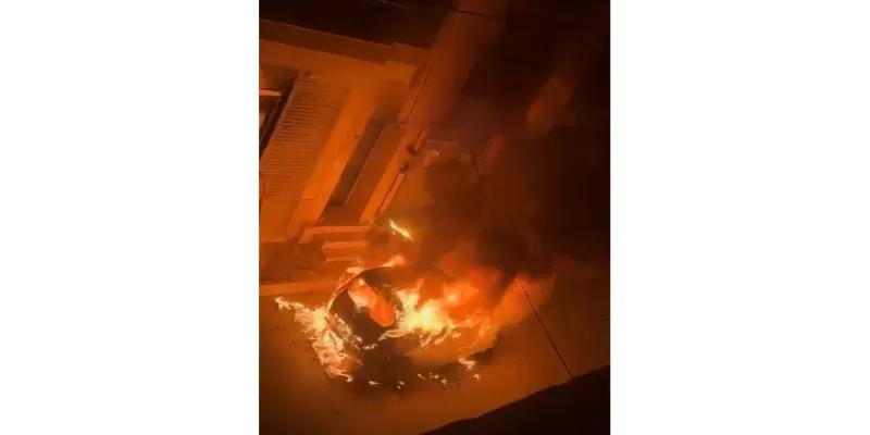 Park halindeki otomobil çıkan yangında alev topuna döndü