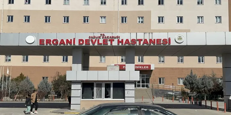Psikolojik sorunları olduğu ileri sürülen baba, 2 kızını ve kendisini bıçaklaya yaraladı