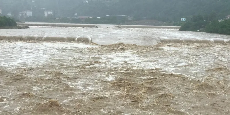 Rize ile Birlikte Doğu Karadeniz'e Kuvvetli Yağış Uyarısı: Sel ve Heyelan Riski!