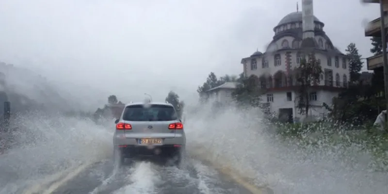 Rize'de Kuvvetli Sağanak Yağış Uyarısı: Sel ve Su Baskınlarına Dikkat!
