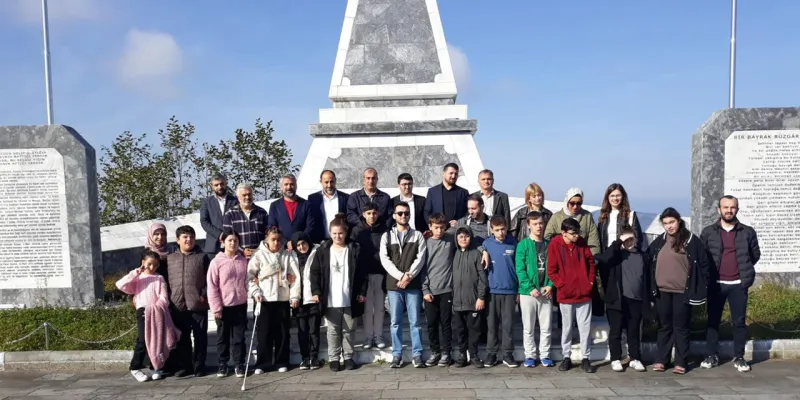 Rize'de Duygulandıran Ziyaret: İşitme Engelli Öğrencilerden Şehitliğe Dua